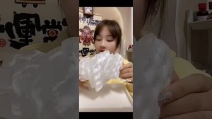 Очень жёсткое поедание льда! кореянка грызёт пирамиду из кубиков льда!