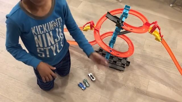 Hot Wheels HW Workshop - Track Builder Spiral Stack-Up Track Set смотреть онлайн