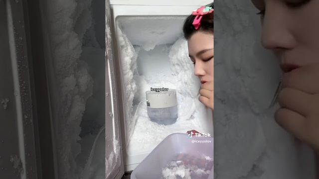 Мега АСМР! Грызёт жёсткий лёд прям в морозилке вместе со снегом! смотреть онлайн