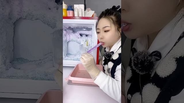 Мукбанг! Хрустящие трубочки из тонкого льда! Грызёт кореянка в своей морозилке! смотреть онлайн