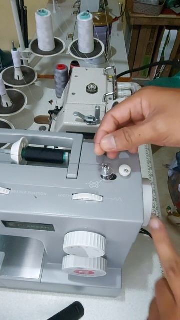 Mengisi Spool Mesin Jahit Portable Singer 4432 Heavy Duty смотреть онлайн