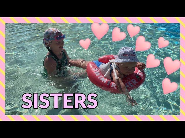 Оля учит младшую сестричку плавать