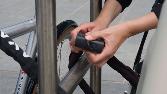 AXA Foldable 1000 - is an approved folding lock for bicycles that are parked for a longer period смотреть онлайн