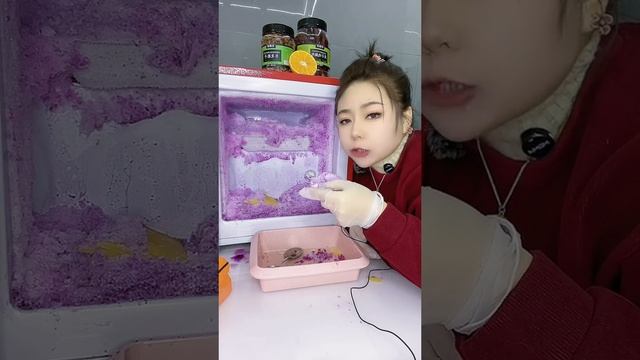 Ледяное печенье с горой снега из морозилки! очень вкусно поедает азиатка! смотреть онлайн