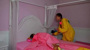 Настя и Мия играют с тенями и светящимися игрушками | Мия Настя и Артем