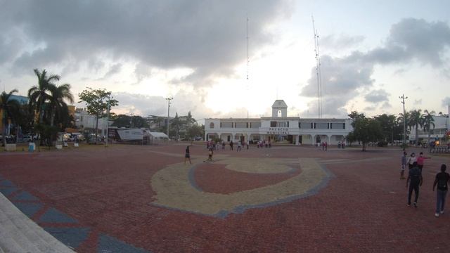 Playa del Carmen city hall and central square / мэрия и центральная площадь Плая дель Кармен смотреть онлайн