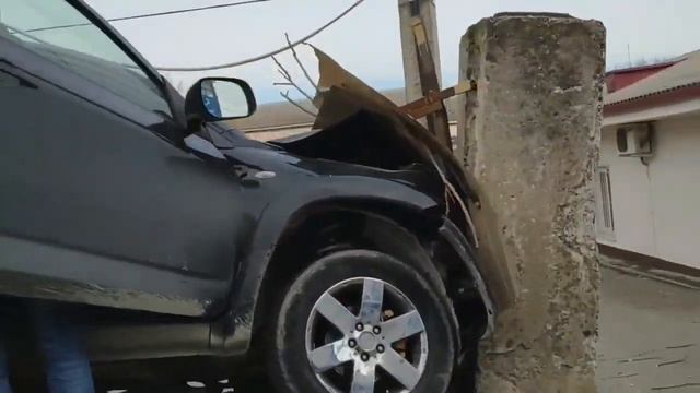 В Новороссийске внедорожник вылетел с дороги и снес металлический забор