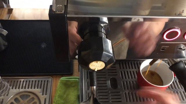 HOW A BARISTA MAKES A COFFEE #1 смотреть онлайн