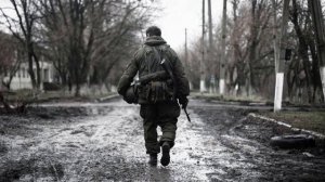 В руках автомат, потому что солдат