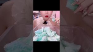 Сгрызает ледяные пласты снега и льда! Мукбанг АСМР поедание льда