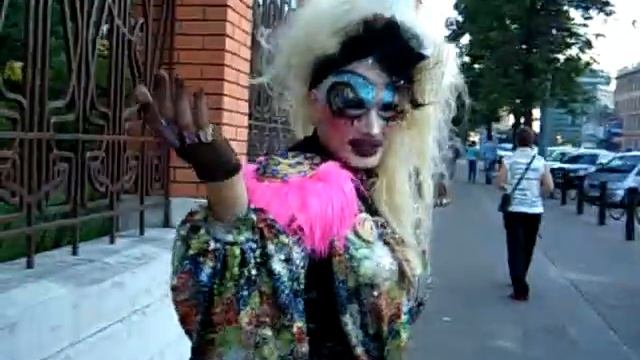 Crazy Crossdressers on the exit from Dyagilev club in Moscow смотреть онлайн