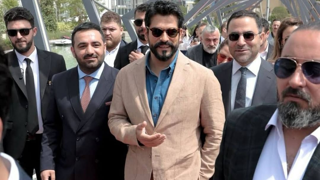 Бурак Озчивит прибыл в Эрбиль для участия в рекламе проекта Pavilion Erbil смотреть онлайн