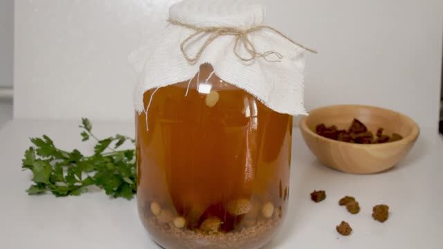 ПРОСТОЙ и ВКУСНЫЙ рецепт хлебного КВАСА🍺 смотреть онлайн