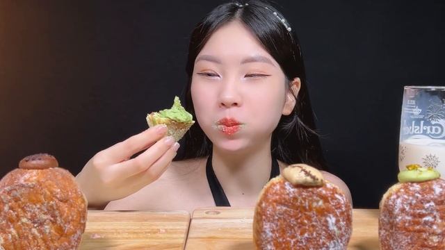 ASMR 먹방 | 다양한 도넛 맛: 치즈 블루베리, 딸기 크림, 말차 화이트 초콜렛, 초콜릿 크림, 버블티, 로스티드 그래놀라 🍩 смотреть онлайн