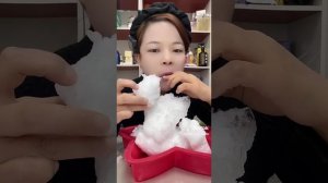 Огромные бруски и глыбы снежной наледи грызёт кореянка! АСМР поедание льда