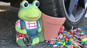 Машина против сладости и гигантского желе с кусочками и Экспериментальный автомобиль