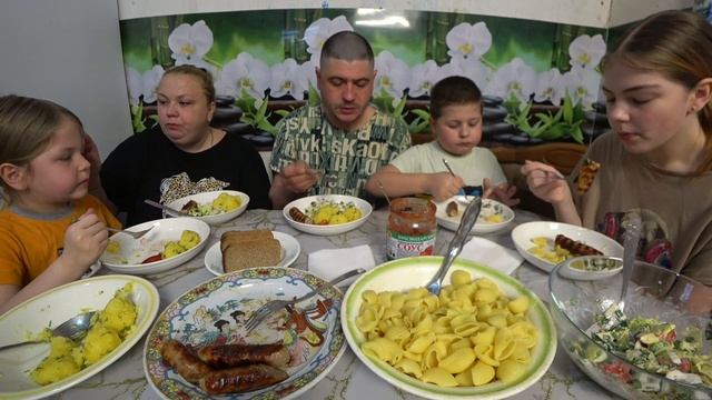 мукбанг. Андрей Алексеевич порадовал нас своим присутствием🤗. гарнир на выбор, купаты и салат смотреть онлайн