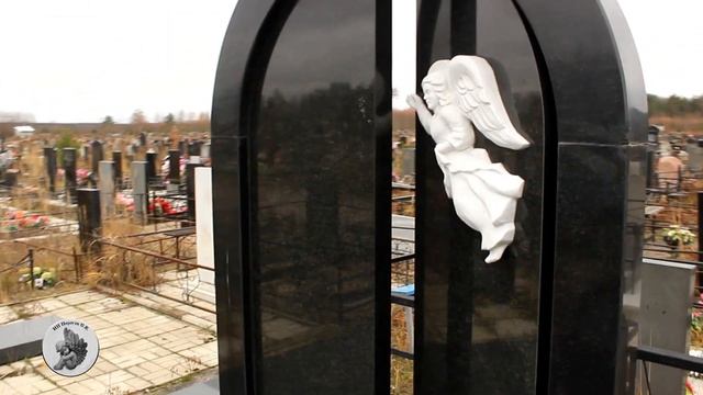 Памятник арка с приоткрытой створкой из чёрного гранита с крестом и ангелом, стилизованный под врат смотреть онлайн
