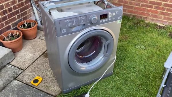 Hotpoint Smart Tech WMFUG742 washing machine || Brick wash on rollers! How will it do?