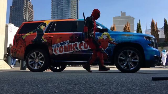 Deadpool dance cutting shapes in NYCC 2016 смотреть онлайн