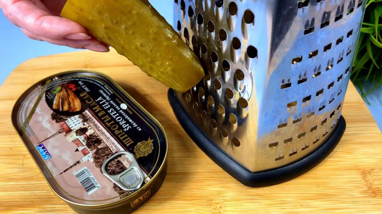 Зима ушла, а огурцы ОСТАЛИСЬ! Просто НАТРИТЕ их на терке и добавьте шпроты! смотреть онлайн