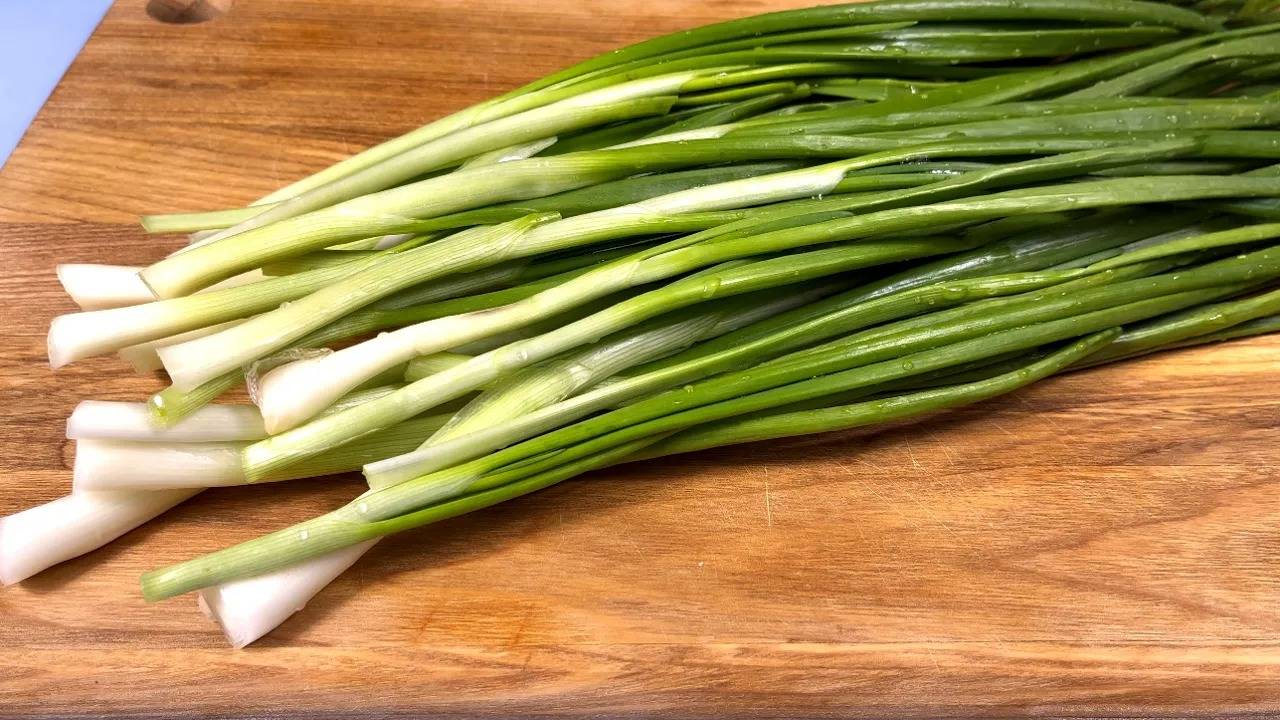 В сезон из ЗЕЛЕНОГО ЛУКА всегда готовлю эту ВКУСНЯТИНУ! Очень вкусно, а главное просто и быстро! смотреть онлайн