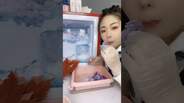 АСМР, огромную пластину хрустящего льда с сугробом из снега съедает девушка в своей морозилке! смотреть онлайн