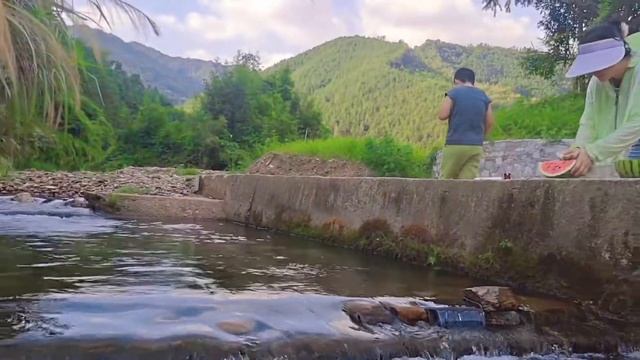 带娃到小溪抓螃蟹玩，螃蟹没抓着却捡了半桶石头回家，也是没谁了 смотреть онлайн