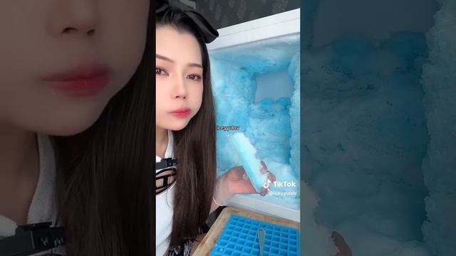 Крутой АСМР! Грызёт голубую пушистую наледь с бортов морозилки! смотреть онлайн
