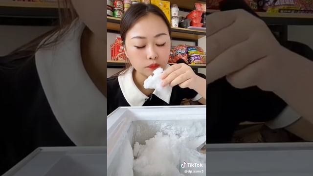 АСМР, девушка съедает жёсткую наледь из морозилки! смотреть онлайн