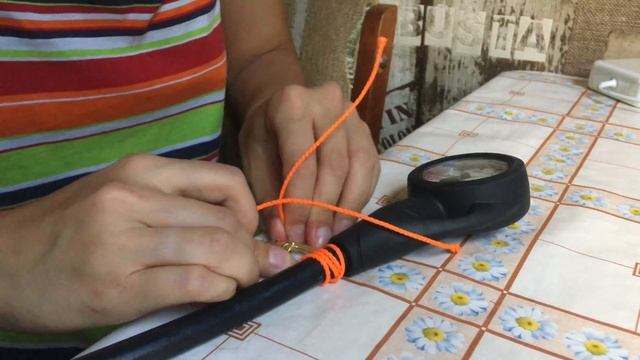 как привязать карабин к манометру