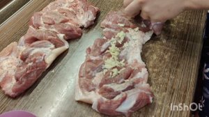 МУЖ ГОТОВИТ РУЛЕТ ИЗ РУЛЬКИ 👍😋