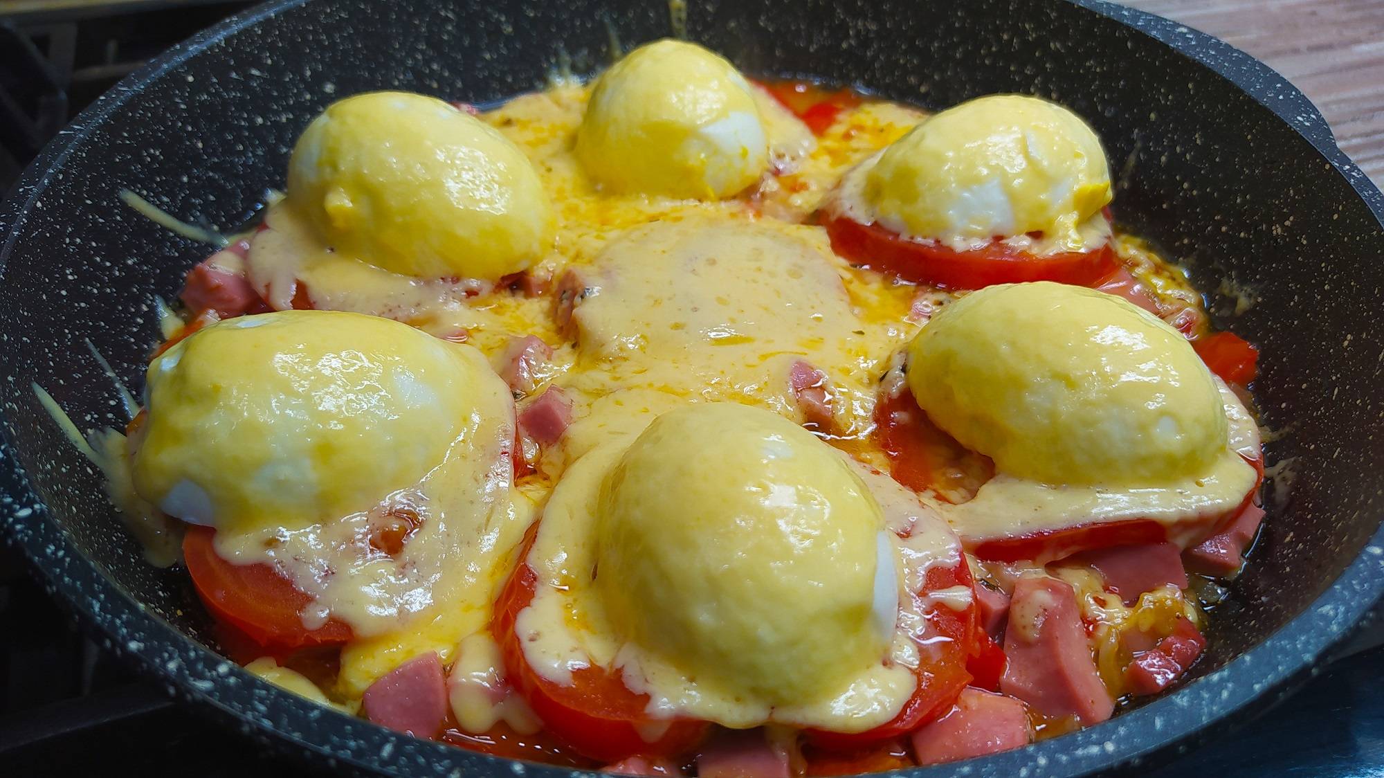 Помидоры колбаса варёные яйца