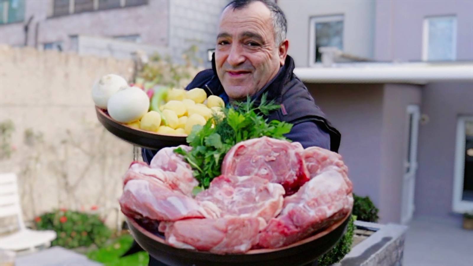 БАРАНИНА с КАРТОШКОЙ и ОВОЩАМИ в КАЗАНЕ на КОСТРЕ смотреть онлайн