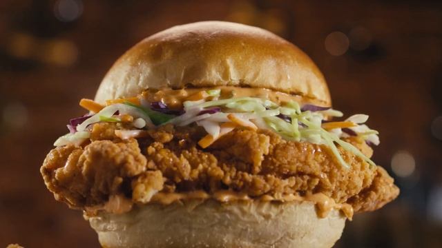 Swiss Chalet Crispy Chicken Sandwich смотреть онлайн