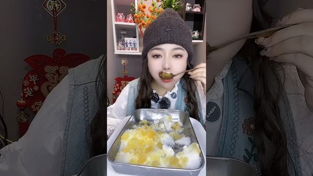 Большой поднос снега с кусками льда грызёт азиатка! смотреть онлайн