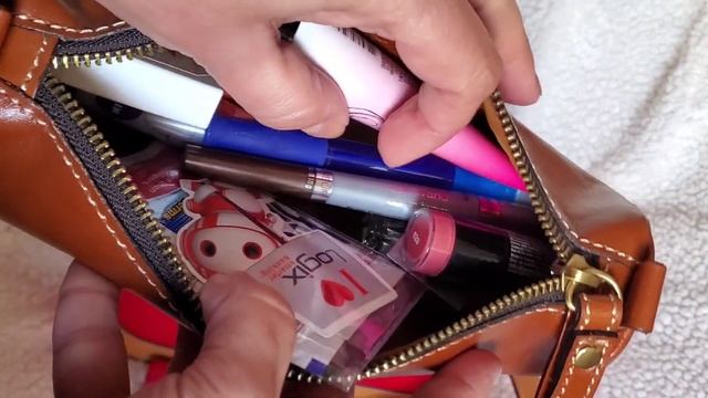 What's in my Bag? My Dooney and Bourke Domed Satchel in Red Wexford Leather! What Really Fits? смотреть онлайн