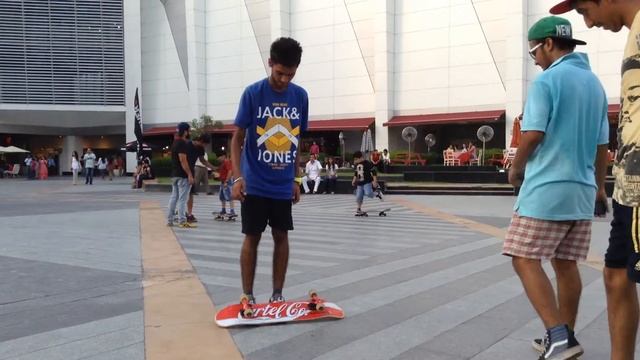 Learning new skateboarding tricks at skate meet at Quiksilver Elante Mall смотреть онлайн