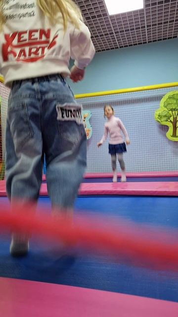 Алиса на площадке