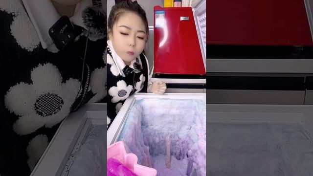 МУКБАНГ, грызёт ледяные пластинки со снегом из морозилки! смотреть онлайн