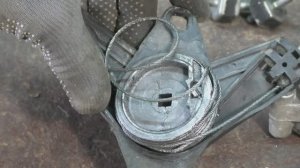 Тросик стеклоподъёмника слетел и запутался. Не беда. Это можно исправить.