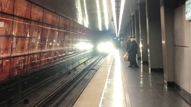 81-760/761 Ока На станции Мичуринский проспект смотреть онлайн