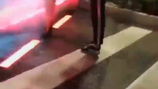 Китайских пешеходов обливают водой за переход на красный смотреть онлайн