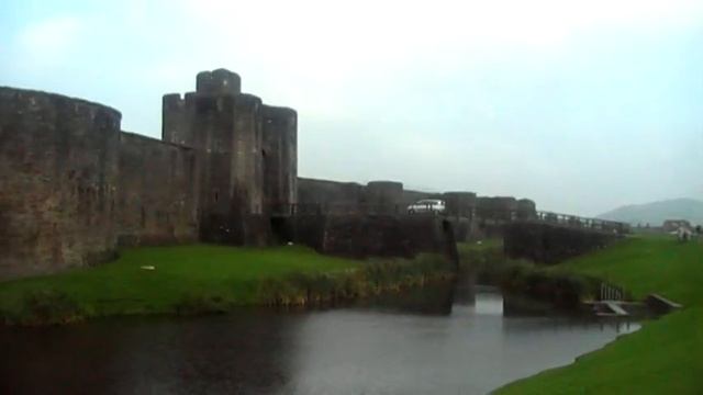 Caerphilly Castle in South Wales. Замок Кайрфилли, Южный Уэльс смотреть онлайн