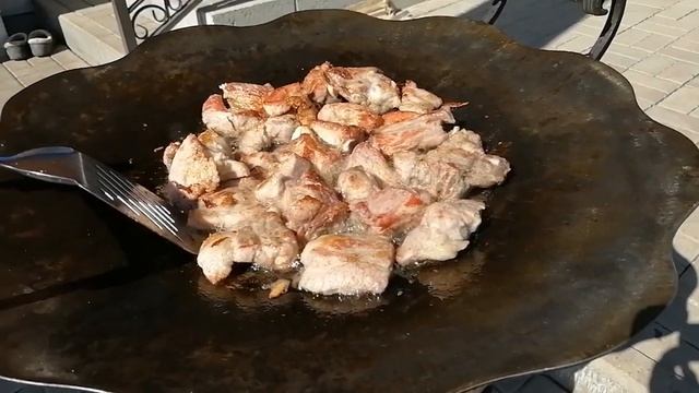 Жарится мясо в садже