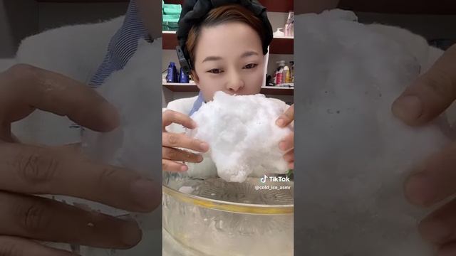 АСМР! Огромный кусок наледи из морозилки грызёт кореянка! смотреть онлайн