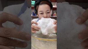 АСМР! Огромный кусок наледи из морозилки грызёт кореянка!
