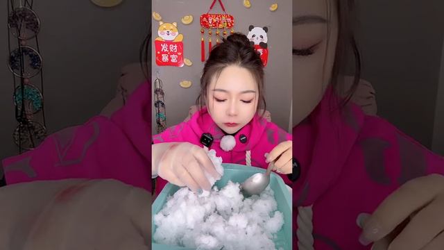 АСМР, грызёт ледовые бруски с кучей снега из морозилки! смотреть онлайн