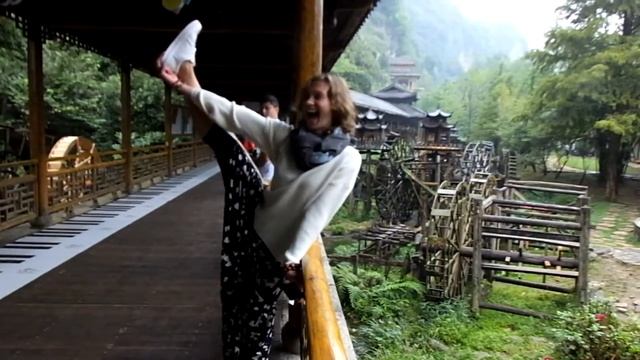 А вы в шпагат так встать могли бы на фоне водяных колес?