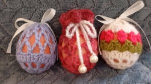 Вяжем крючком мешочек для пасхального яйца с тюльпанами